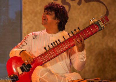 Niladri Kumar playing "Zitar"